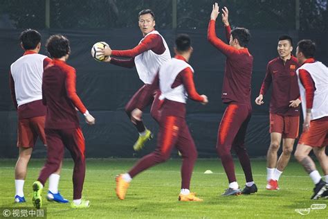 中国杯前瞻：国足训练备战 卡帅与国脚互动气氛欢乐 - 聚焦足球 梅州时空