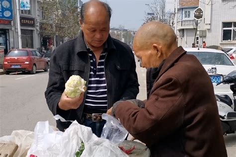 秦岭山下遇80岁大爷推着架子车卖菜，送他油糕，他赠送我一把香菜_凤凰网视频_凤凰网