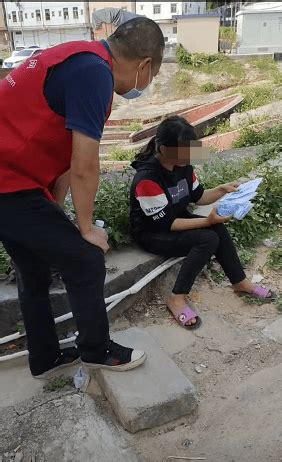 女子逃婚4年父亲悬赏10万寻女，志愿者在广东一坟场找到_小鲁_张世伟_女孩