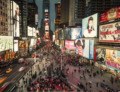 珀莱雅化妆品股份有限公司-珀莱雅早晚水广告 感恩节登上纽约时代广场大屏