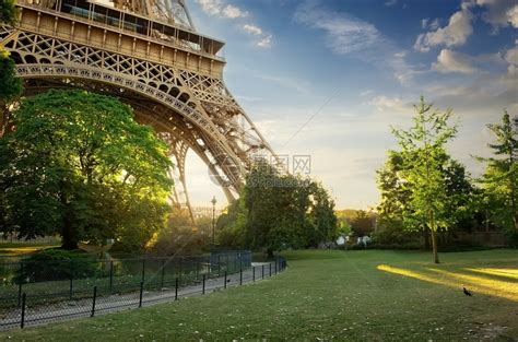 法国日出时在巴黎埃菲尔铁塔附近的绿草坪高清图片下载-正版图片304261109-摄图网