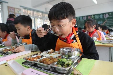 [唐庄二小] 家长到校陪餐 共享美好“食”光 ——开展家长陪餐月活动_学校时讯_dfedu