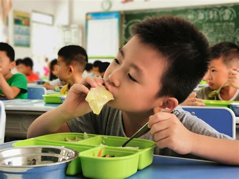 午餐在学校吃，娃由学校带！郑州全市中小学实施在校配餐也不远啦-大河新闻