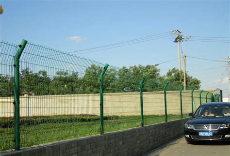 简易耐用工厂护栏网大门现货直销/金属丝网框架结构隔离防护门-阿里巴巴
