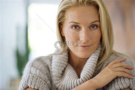 穿毛衣的四十岁女人的肖像高清图片下载-正版图片505523705-摄图网