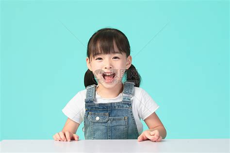 小女孩张开嘴大笑高清图片下载-正版图片501399234-摄图网