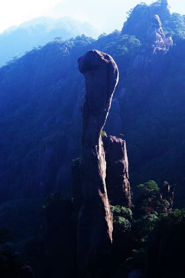 带你去看神奇的世界：像巨蟒抬头的巨石--三清山巨蟒峰石柱 - 必经地旅游网