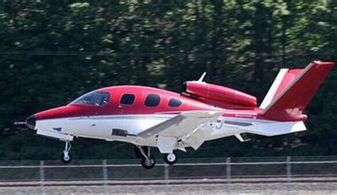 世界上首款超轻型喷气式私人飞机——西锐愿景SF50|降落伞|愿景|私人飞机_新浪新闻