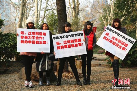 汇思想 _ 上海女青年闹市举牌 抗拒父母春节逼婚