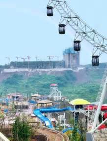 重庆欢乐谷 全国唯一一个拥有山地版飞翼过山车的地方_大渝网_腾讯网