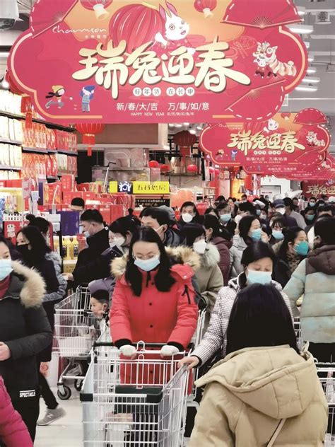 京江晚报多媒体数字报刊商场超市人气旺 市民感受年味浓