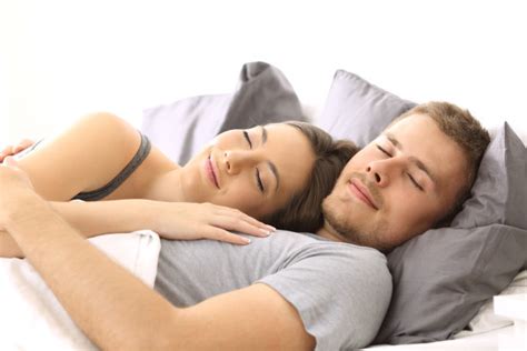 情侣之间第一次睡在一起有什么感受？ - 知乎