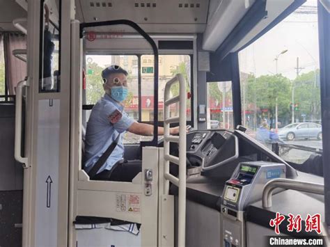 公交车司机突然抛下一车人，狂奔400多米……_深圳新闻网
