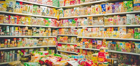超市便利店零食货架零售摄影图配图高清摄影大图-千库网