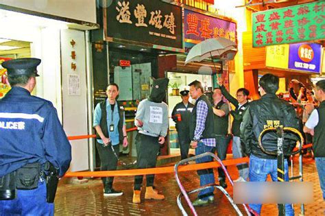 香港水泥藏尸案18岁女嫌犯指认现场_腾讯网触屏版