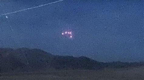 不明物体在美军基地上空盘旋，呈三角形排列带5盏灯，画面曝光！