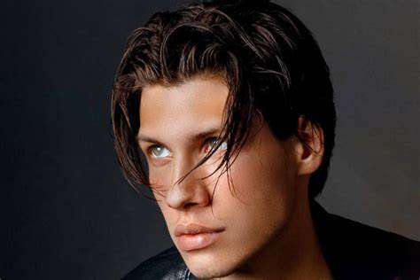 20+ Best Middle Part Hairstyles for Men | Man of Many
