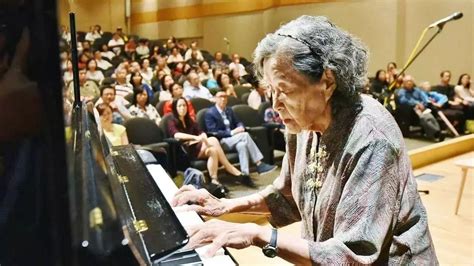 那个用一生弹奏《梁祝》的她倒在了舞台，钢琴家巫漪丽在新加坡去世，享年89岁