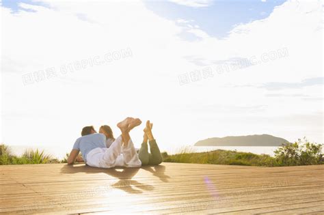 享受夏日阳光的一对情侣图片免费下载_PNG素材_编号13gimg952_图精灵