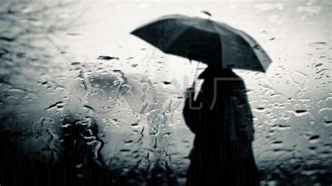 一个人淋雨图片雨中,一个人站在雨中的图片,一个人淋雨的背影_大山谷图库