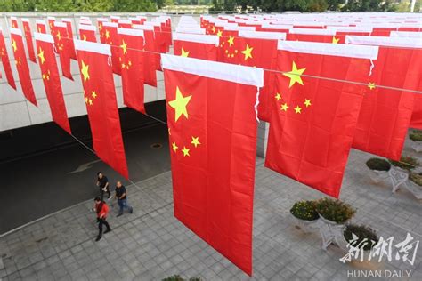 香港维港两侧“升起”巨幅国旗和区旗_新闻中心_中国网