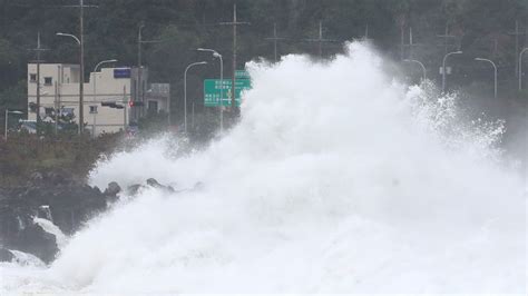 强台风“美莎克”影响韩国 济州近海掀狂风巨浪