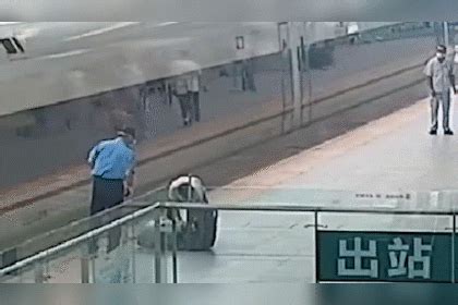 【上海】醉酒男子对着高铁列车耍起拳脚 辱骂工作人员被行拘_拳脚_列车_男子