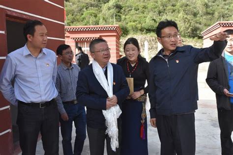 西藏自治区昌都市委书记阿布视察国道318线整治改建工程