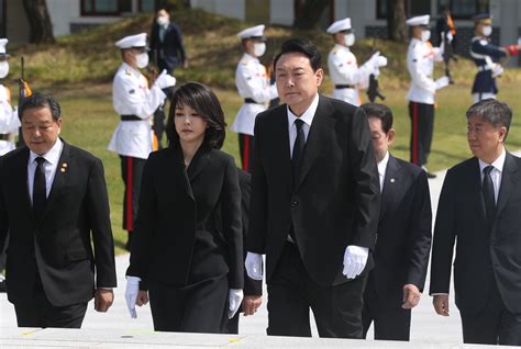 韩国总统打伞不顾老婆，宠妻人设翻车？名人小动作暴露了夫妻感情… - 知乎