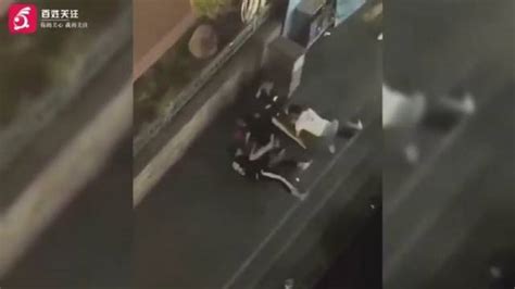 重庆突发狂躁男子砍人被制伏画面：逃跑中摔倒 被群众死死按住|重庆市|行凶_新浪新闻
