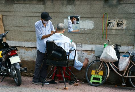 人行道上的越南露天理发店高清摄影大图-千库网