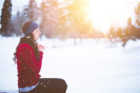 人女孩女子女性雪冬天户外目睹冷天气图片免费下载_人物素材免费下载_办图网