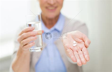 龄,医学,保健人的亲密的快乐老妇女与药丸璃水家里高清图片下载-正版图片300570012-摄图网