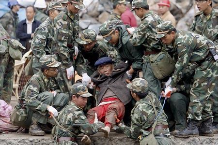 中国人民解放军在抗震救灾中的故事-解放军抗震救灾的感人故事