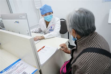 记者探访北京协和医院：发热门诊一天接诊340多位患者，多为老年人，病情严重_北京日报网