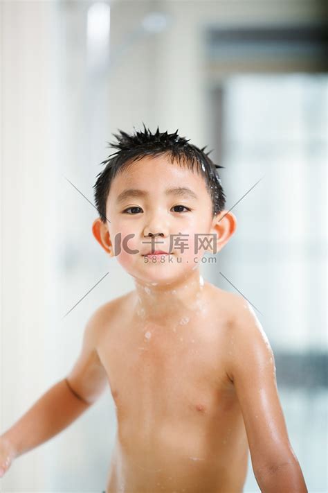 小男孩在洗澡高清摄影大图-千库网