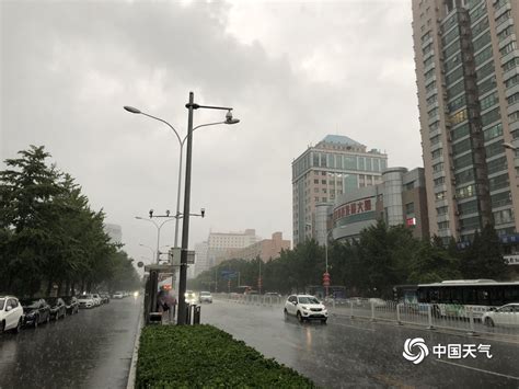 北京暴雨雷电大风冰雹四预警齐发 乌云密布雨水倾盆而下-图片频道