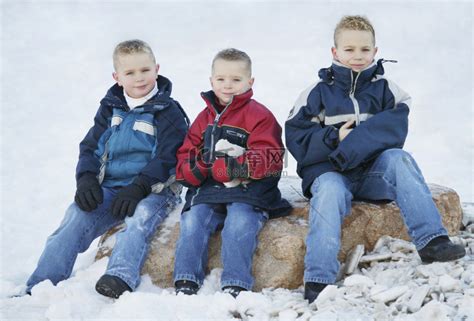 三个小孩堆在一起高清图片下载-正版图片322127430-摄图网