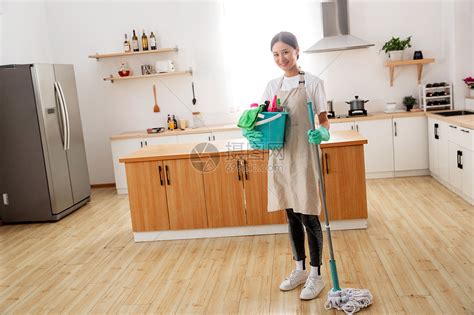 打扫房间的家政服务人员高清图片下载-正版图片507675622-摄图网