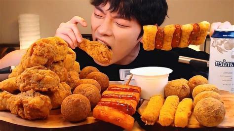 韩国吃货小帅哥，吃炒年糕、香辣炸鸡，吃相超斯文_新浪新闻