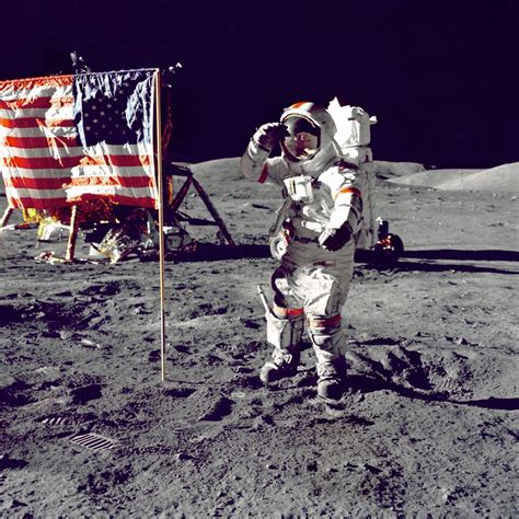 历史上的今天7月21日_1969年美国宇航员尼尔·阿姆斯特朗走出阿波罗11号的登月舱，成为第一个踏上月球的人类。