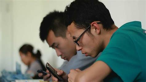 教育部发文“中小学生原则上不得将个人手机带入校园”，扬州学校这样规定……_我苏网