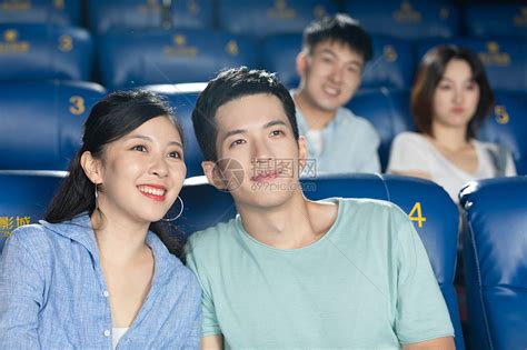 年轻情侣在影院看3D电影高清图片下载-正版图片501411535-摄图网