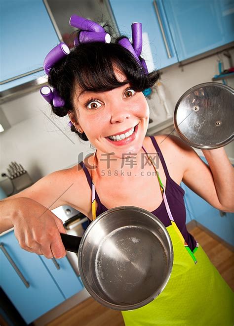 疯狂的家庭主妇在厨房里美女女孩高清摄影大图-千库网