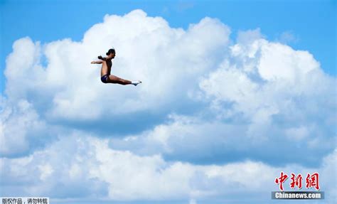 喀山游泳世锦赛高台跳水 蓝天白云间纵情一跃_频道_凤凰网