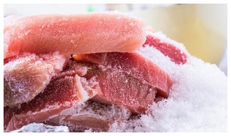 冰箱里的冻肉似“硬石”？别用冷水冲！教你1招，化肉快，不变味|冻肉|解冻|冰箱_新浪新闻
