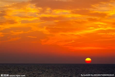 海上日出图片-海上日出时美丽的红色天空素材-高清图片-摄影照片-寻图免费打包下载