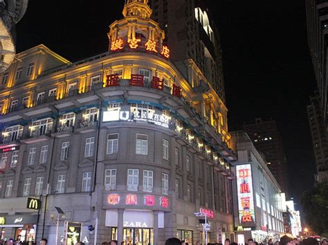 元旦前夜汉口百年老街江汉路步行街人流如潮喜庆祥和迎新年
