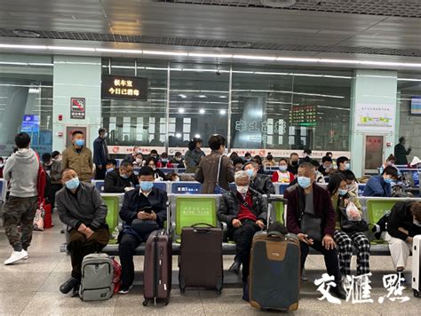 【媒体用图】2020.2.20上海虹桥火车站戴口罩等待出行的人高清图片下载-正版图片501563301-摄图网