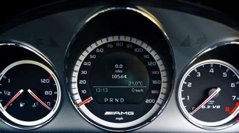 汽车油表怎么看 汽车油表的识别方法介绍_查查吧